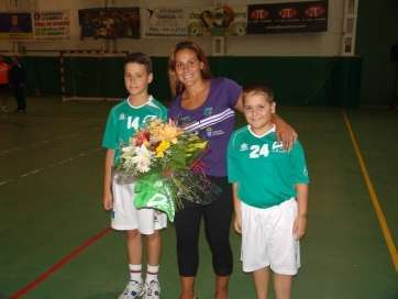 Davinia López recibe un ramo de flores en una concentración en el sur de la isla (Foto TA)