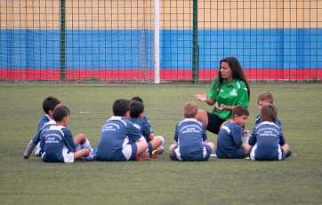 Una joven entrenadora da instrucciones a los pequeños deportistas (Foto TA)