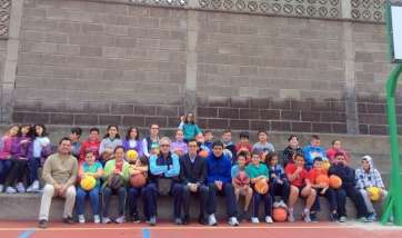 El edil con los niños del proyecto #MueveJinamar