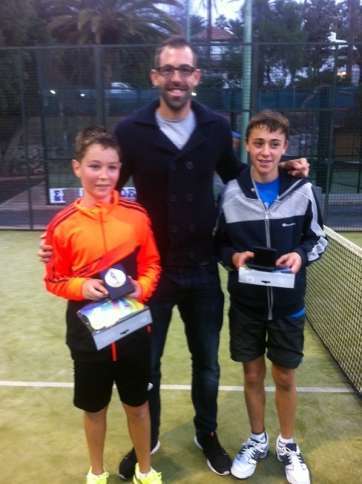 Los vencedores, junto a Nauzet Guedes (Foto TA)