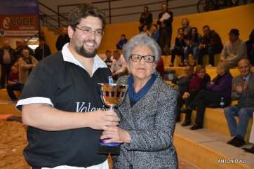 La esposa del recordado Juan León Suárez entrega un trofeo a Jorge Rivero, capitán del equipo (Foto: Antonio Alí)