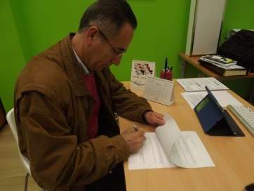 Momento en el que Miguel Quintana firmaba el convenio con la Unidad (Foto TA)