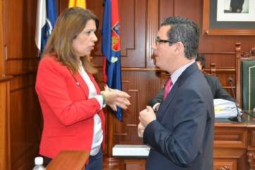 Pablo Rodríguez, concejal de Deportes, charla con la portavoz de NC, Carmen Hernández (Foto Daniel Ojeda)