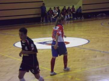 Nira, en primer plano, en un partido del Preconte en casa (Foto TA)