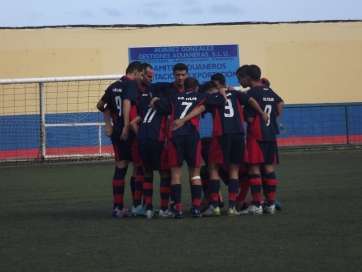 Piña de la UD Telde, contra la UD Ibarra en la primera vuelta (Foto TA)
