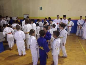 Los pequeños deportistas esperan la exhibición tras el desfile inaugural (Foto TA)