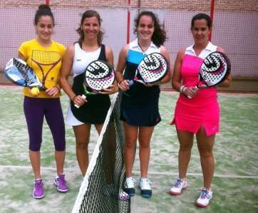 Patricia y Elena (d), tras el partido final (Foto Damián Amador)