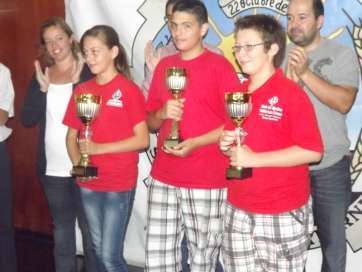 Elisabeth Martel (i), en la entrega de premios del Torneo San Gregorio 2013 (Foto TA)