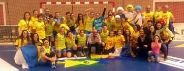 Las jugadoras y los cerca de 30 aficionados teldenses festejan el pase a la final (Foto CB Remudas)