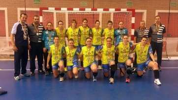 IFormación del equipo con la medalla de plata colgada al cuello (Foto CB Remudas)