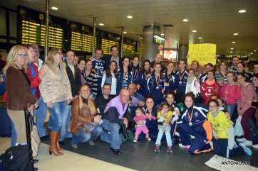 Las jugadoras posan con amigos, familiares y políticos (Foto Antonio Alí)