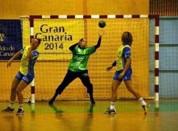 Silvia Navarro intenta parar un lanzamiento ante el Zuazo bajo la mirada de Luján -d- (Foto: M.A. Suárez)