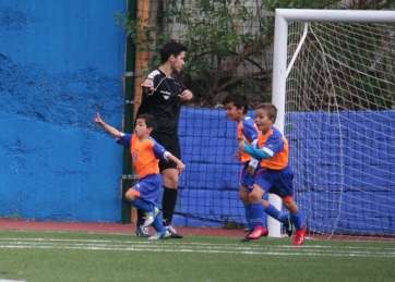 Niños jugando en un partido del torneo municipal (Foto: TA)