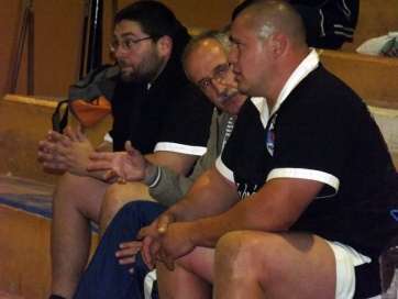 Jonay Alemán habla con su entrenador antes de las dos últimas agarradas (Foto: TA)