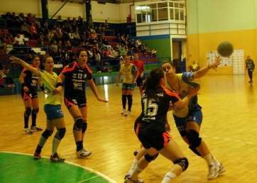 María González intenta pasarle la pelota al extremo izquierdo contra el Bera Bera (Foto: M.A. Suárez)