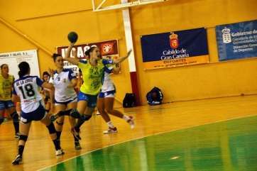 Haridian Rodríguez intenta lanzar ante el Aula Cultural (Foto: Miguel Ángel Suárez)