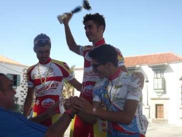 Daniel Pérez, Sub-23, levanta el trofeo del Gran Condado (Foto: TA)