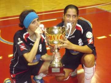 Menchu Nuez (i), besa junto a Judith Collado el trofeo de campeón del Torneo Tomás Alcántara 2013 (Foto: TA)