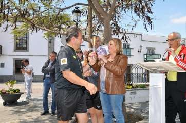 Momento en que la alcaldesa recibe la Antorcha de la Concordia en la plaza de San Juan (Foto Acfi Press)