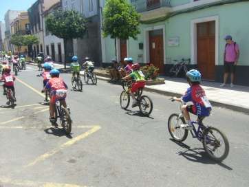 Ciclistas teldenses en una prueba en la ciudad (Foto: TA)