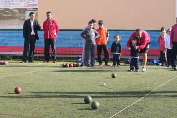 Imagen de archivo de niños instruyéndose en la bola canaria (Foto: TA)