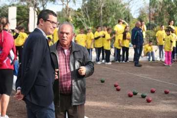 El concejal Pablo Rodríguez se acercó a ver el desarrollo del I Encuentro Escolar de Bola Canaria (Foto TA)