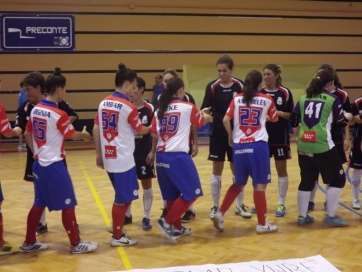 Jugadoras del Preconte y del Futsi Navalcarnero se saludan en el partido de ida (Foto: TA)