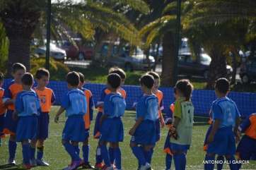 Los jóvenes deportistas se saluda en los actos protocolarios del encuentro (Foto: TA)