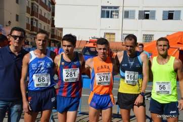 Los triunfadores en la carrera de la categoría masculina con el concejal Pablo Rodríguez (Foto Antonio Alí)