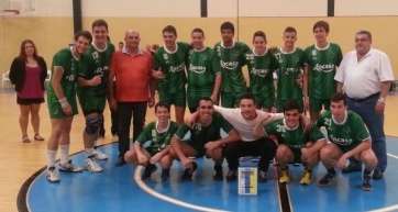 El equipo festeja su triunfo tras el partido (Foto: TA)