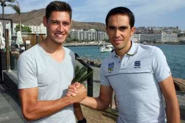 Santiago Ramírez, con Alberto Contador (Foto: TA)