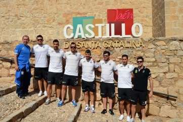 Jonathan Hernández, cuarto por la derecha, en el momento de la visita (Foto: TA)