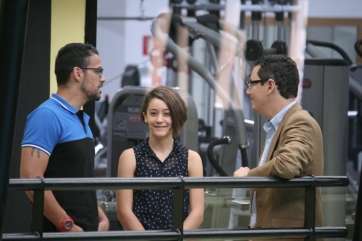 El concejal Pablo Rodríguez (d) con la joven nadadora (Foto: TA)