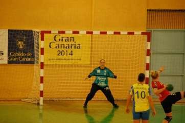 Silvia Navarro intenta parar un penalti contra el Gomel (Foto: TA)
