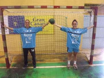 Adriana González (d), junto a Silvia Navarro en el primer entrenamiento de la temporada (Foto: TA)