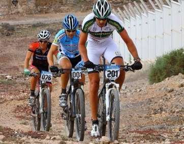 Francisco Pérez, de blanco y con el dorsal 201, en una prueba de ciclismo en ruta (Foto: TA)