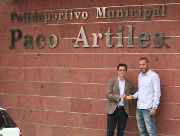 El concejal de Deportes con el deportista teldense (Foto: TA)
