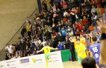 Jonathan, con el '5' a la espalda, celebrando un gol ante su afición (Foto: TA)