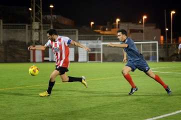 Airam Martel controla el balón en un momento del partido contra el Longueras (Foto: Juan Manuel Ortega)