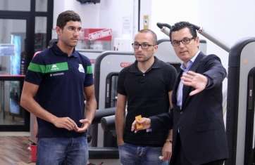Gabriel Alemán visita junto a Rodríguez las instalaciones del polideportivo (Foto: TA)