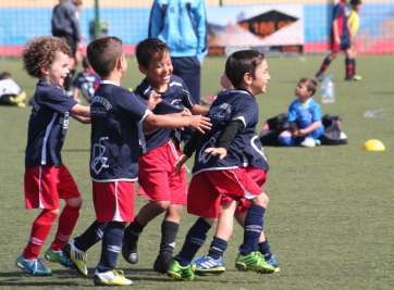 Niños celebran un gol en el torneo (Foto TA)