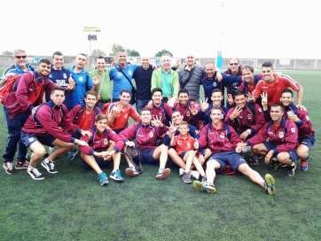El equipo teldense celebra la permanencia (Foto TA)