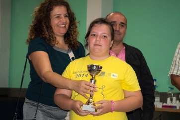 Jenny Sanabria con el trofeo alcanzado (Foto CA Telde Los Llanos)