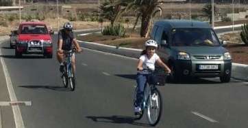 Ciclistas en peligro al no cortarse al tráfico tramos del vial costero durante el desarrollo de la prueba (Foto TA)