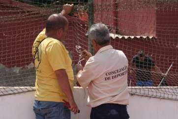Operarios de Deportes trabajan en la cancha de Clavellinas (Foto TA)
