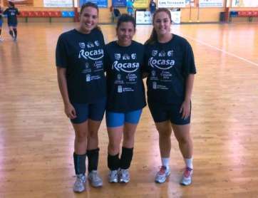 Las tres jugadoras del Rocasa (Foto TA)