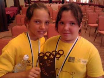 Jenny Sanabria (d) con el trofeo alcanzado (Foto CA Telde Los Llanos)