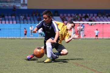 Dos pequeños disputan un balón en uno de los encuentros celebrados la pasada semana (Foto TA)