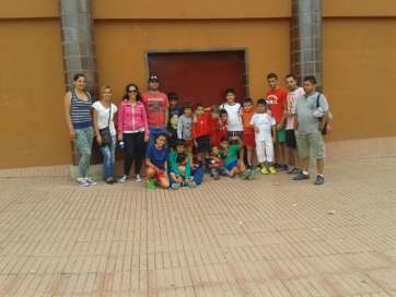 Imagen de los pequeños del Teldesala el pasado miércoles a las puerta de la cancha municipal (Foto TA)