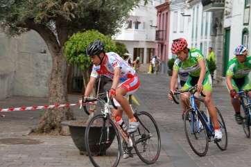 El ciclista Oliver Medina (i), durante la prueba celebrada el pasado sábado en San Mateo (Foto TA)